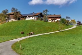 绿色牧场草地房屋别墅图片